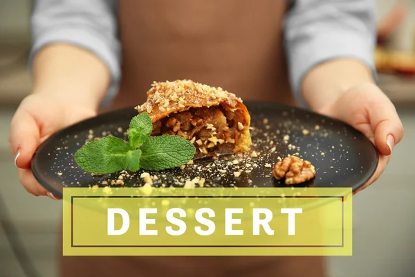 Vrouw met plaat met een apple-roll — Stockfoto