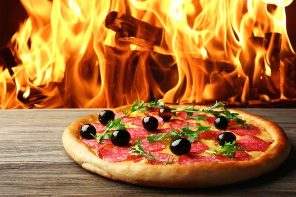 Sabrosa pizza con salami y aceitunas —  Fotos de Stock