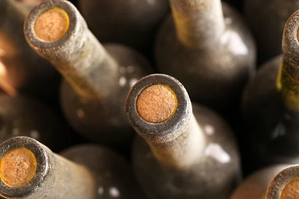 Şarap şişeleri yığınları — Stok fotoğraf