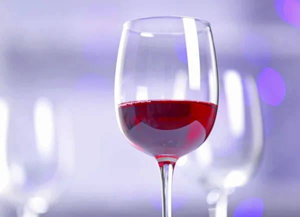 Weingläser auf beleuchtetem Hintergrund — Stockfoto