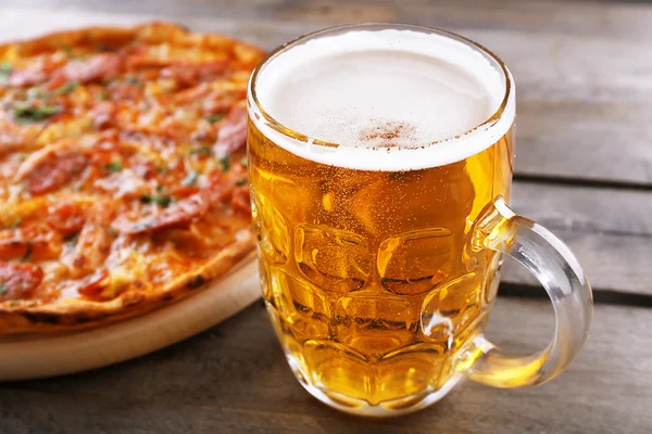 Sabrosa pizza y vaso de cerveza — Foto de Stock