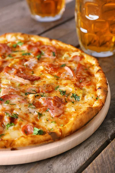 Delicious pizza  and glasses of beer — Stock Photo, Image