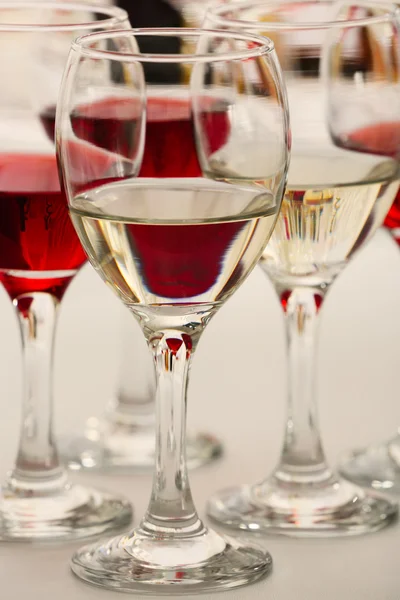 Окуляри з різним вином — стокове фото