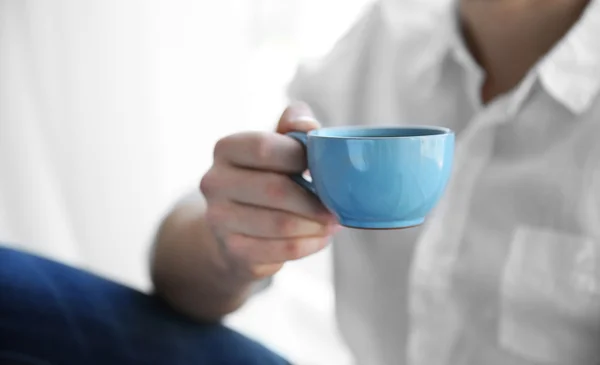 Man holding cup of coffee — Stock Photo, Image