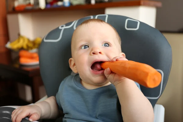 赤ちゃんのニンジンを食べる — ストック写真
