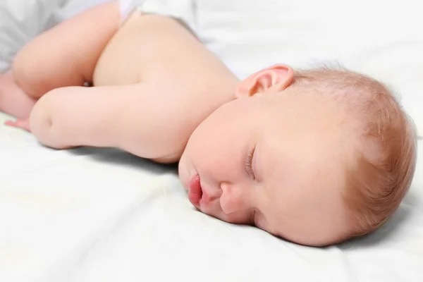 Bambino tranquillo che dorme in un letto — Foto Stock