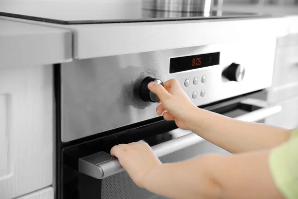 Petit enfant jouant avec une cuisinière électrique — Photo