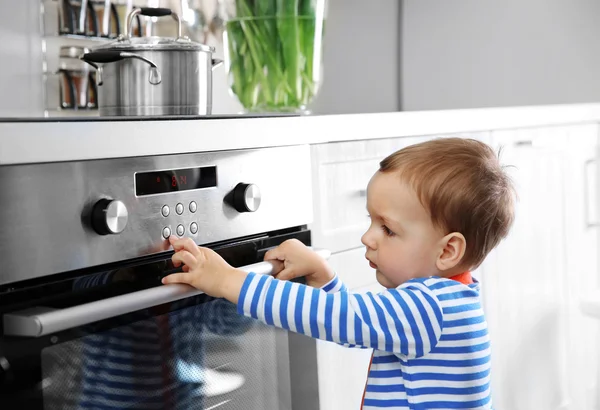 Dziecko bawi się kuchenka elektryczna — Zdjęcie stockowe