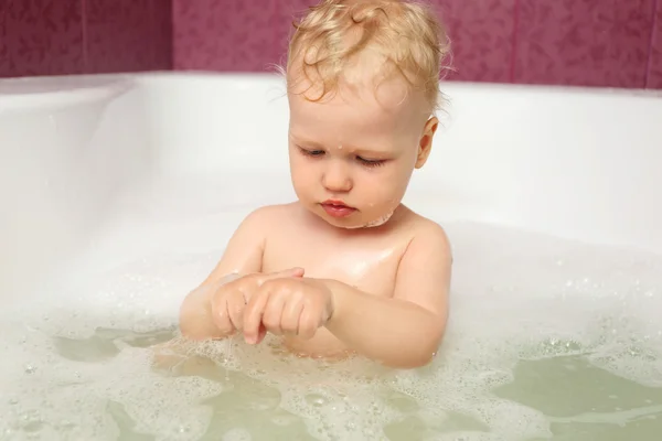 Милый ребенок в ванной — стоковое фото