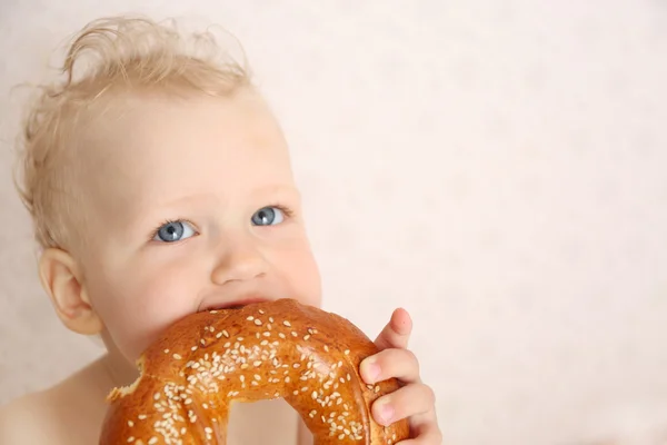Kleine baby eten broodje — Stockfoto