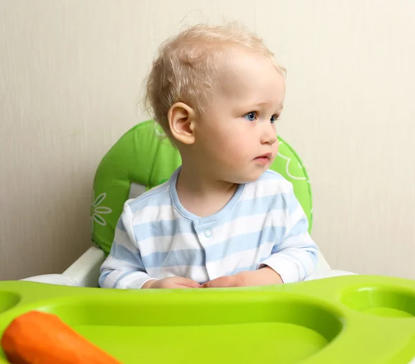 Söt baby vid bord — Stockfoto