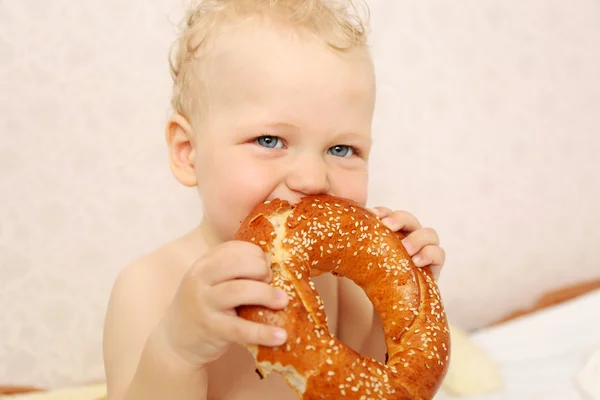 Kleine baby eten broodje — Stockfoto