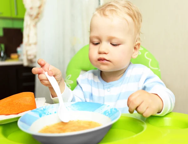 Niño comiendo zanahoria mezclada — Foto de Stock