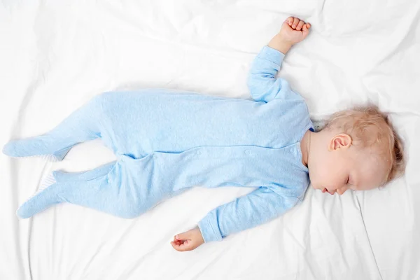 Bebê dormindo na cama — Fotografia de Stock