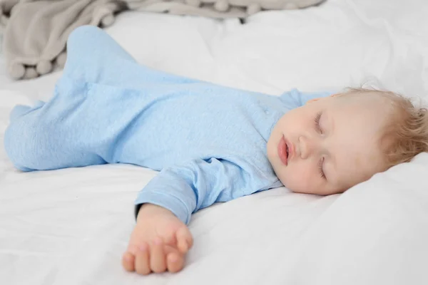 Baby schläft auf Bett — Stockfoto