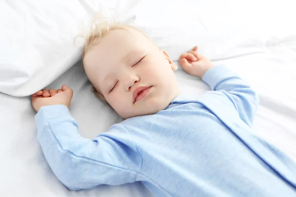 Baby schläft auf Bett — Stockfoto