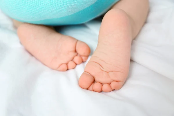 Babyfüße auf dem Bett — Stockfoto