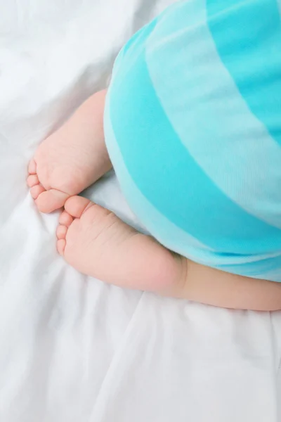 Baby feet on bed — Stock Photo, Image
