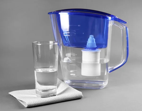 Filtre ve bardak su — Stok fotoğraf