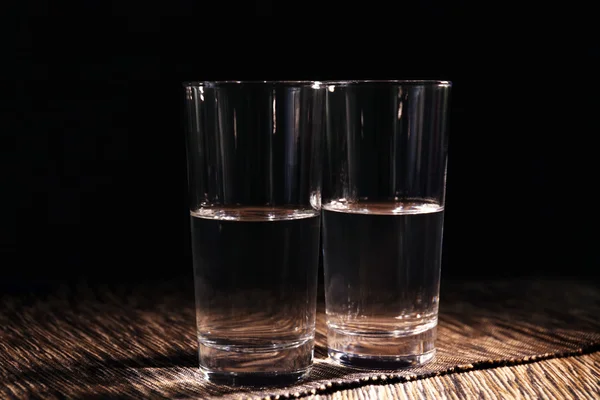 Zwei Gläser reines Wasser — Stockfoto