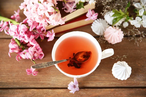 Xícara de chá e flores — Fotografia de Stock
