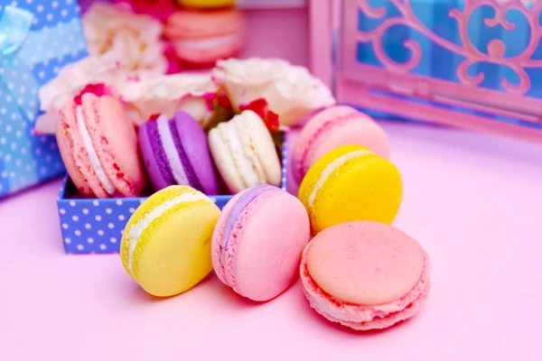 Tasty Macaroons and Roses — Stock Photo, Image