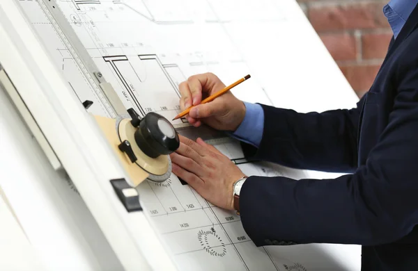 Ingeniero trabajando con plano — Foto de Stock