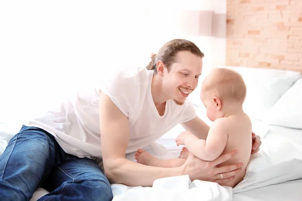 Padre se está divirtiendo con el bebé — Foto de Stock