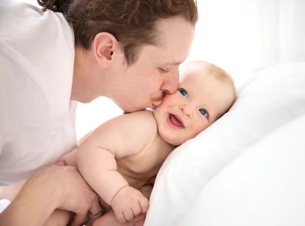 Pai beijando seu bebê pequeno — Fotografia de Stock