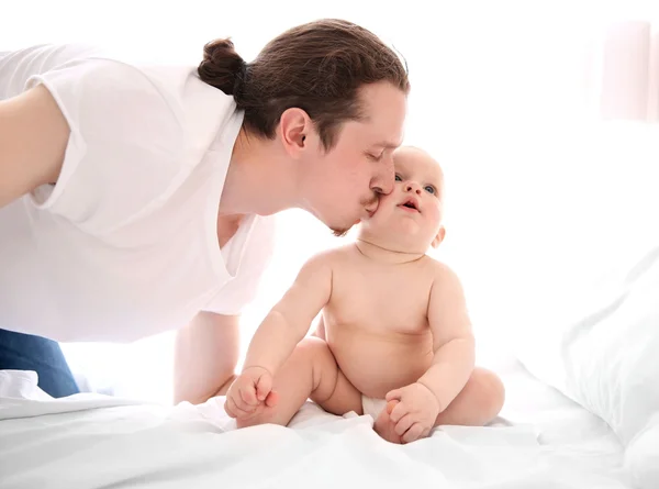 Pai beijando seu bebê pequeno — Fotografia de Stock