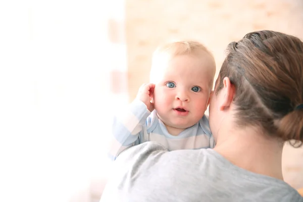 Pai se divertindo com filho — Fotografia de Stock