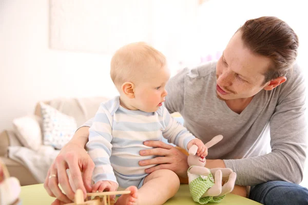 Padre divirtiéndose con hijo — Foto de Stock