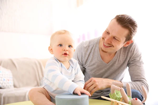 Padre divirtiéndose con hijo — Foto de Stock