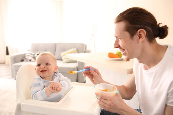 Padre alimentación hijo — Foto de Stock