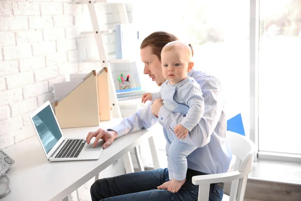 Padre con hijo pequeño trabajando — Foto de Stock