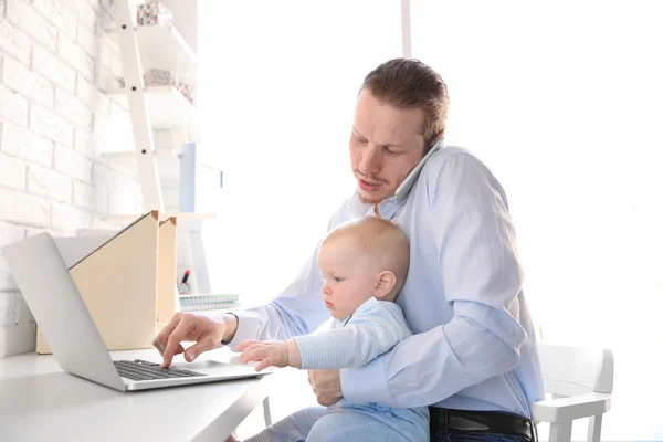 Pai com filho pequeno trabalhando — Fotografia de Stock