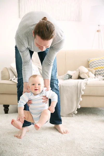 Padre divirtiéndose con hijo — Foto de Stock