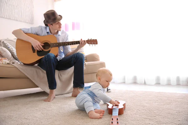 Padre che suona la chitarra al figlio — Foto Stock