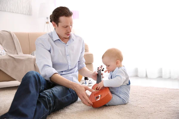 Padre tocando la guitarra a hijo — Foto de Stock