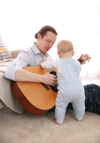 Apa és fia gitározni — Stock Fotó