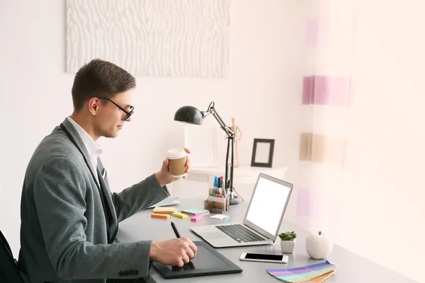 Hombre trabajando en la computadora — Foto de Stock