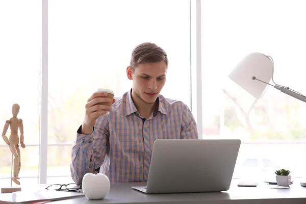 Hombre trabajando en la computadora — Foto de Stock