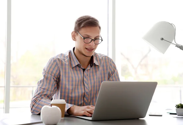 Mann arbeitet am Computer — Stockfoto