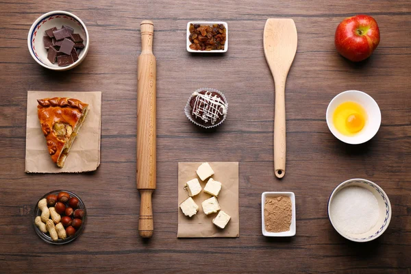 Ingredientes de bolo na mesa — Fotografia de Stock