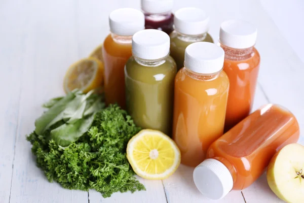 Concept de régime : jus de légumes en bouteilles — Photo