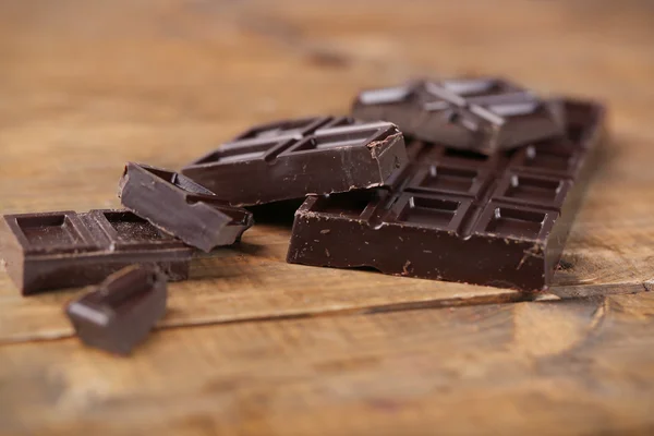 Dunkle Schokolade auf dem Tisch — Stockfoto