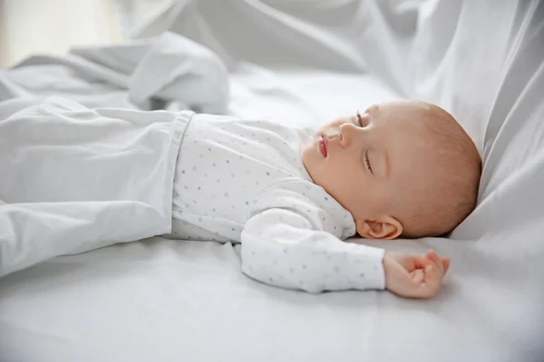 Slapende baby in bed — Stockfoto