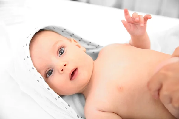 Moeder en haar kleine baby na bad — Stockfoto