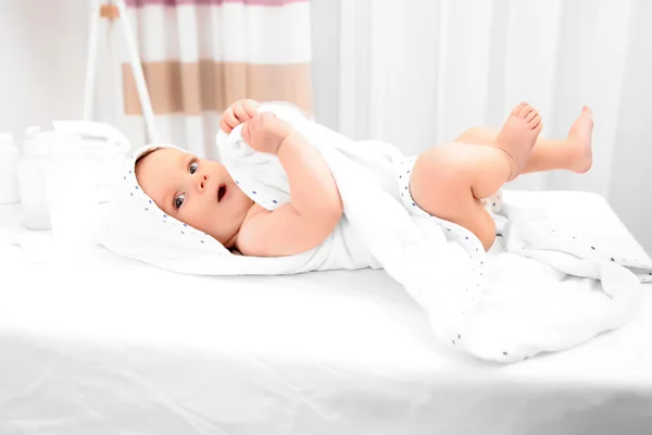 Kleines Baby nach dem Baden im Handtuch — Stockfoto