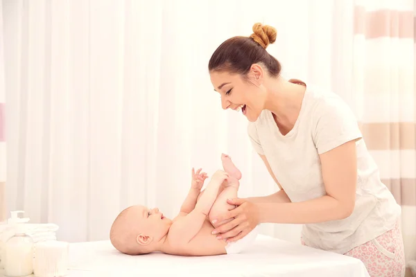 Ibu mengubah popok menjadi bayi kecil — Stok Foto